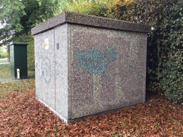 Nutsgebouw beklad met graffiti, waar verschillende soorten graffiti in het beton trekken