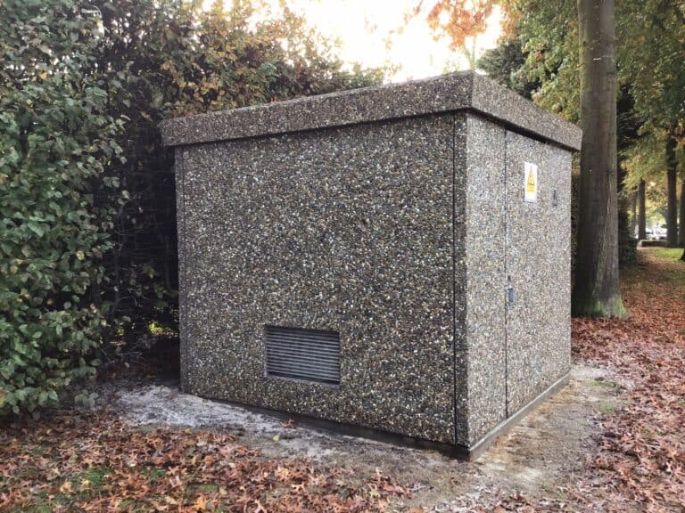 Nutsgebouw met schone wand nadat de graffiti snel verwijderd is