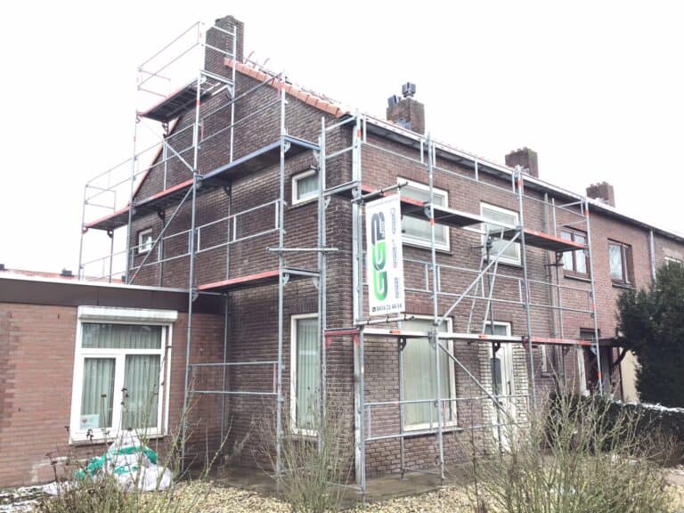 Woning met steiger waar de schoorsteenrenovatie kosten afhangen van de omvang van het werk