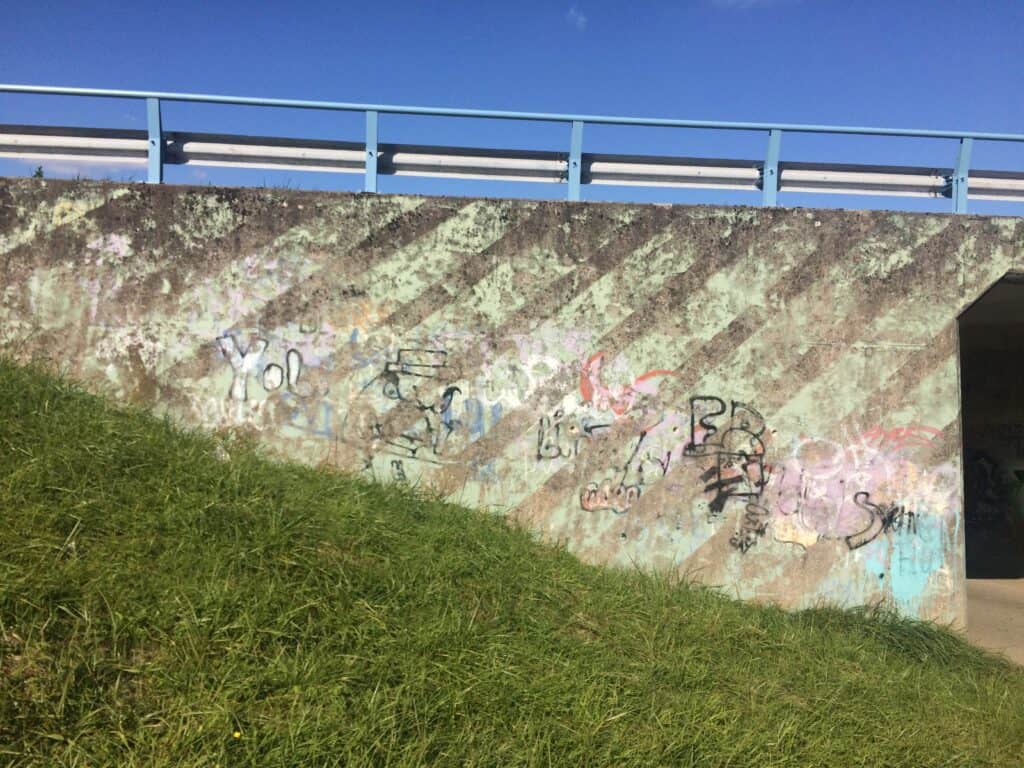 Beklad viaduct waar de graffiti snel verwijderen de meeste kans op een vlekkeloos resultaat geeft