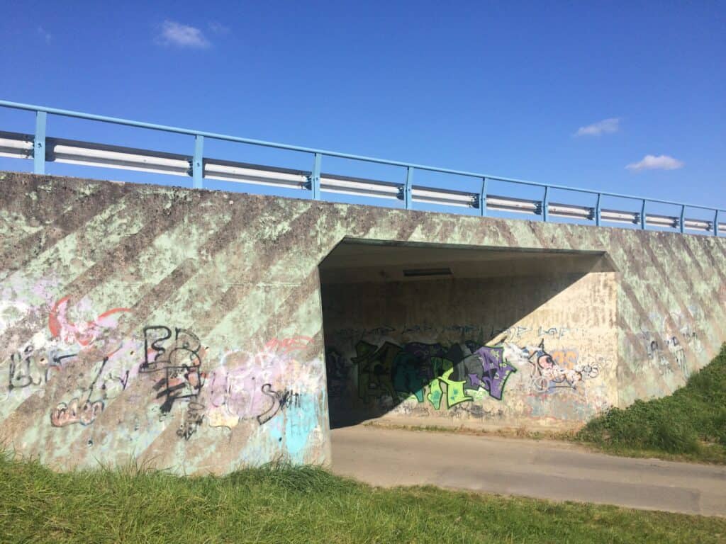 Viaduct met graffiti op beton, een van de soorten graffiti die diep in de ondergrond trekt