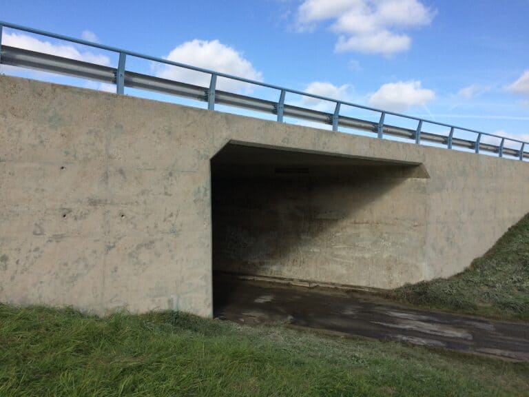 Viaduct na graffiti verwijderen zonder schade aan het beton
