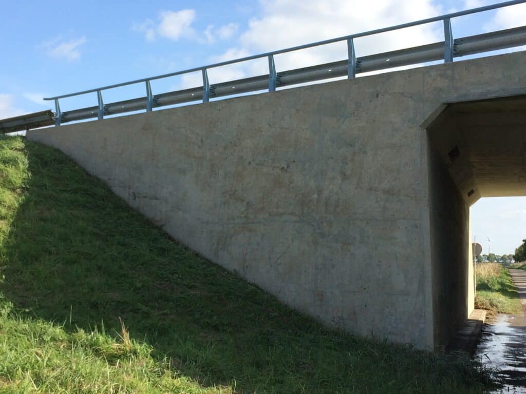 Schoon betonnen viaduct beschermd met een anti-graffiti coating