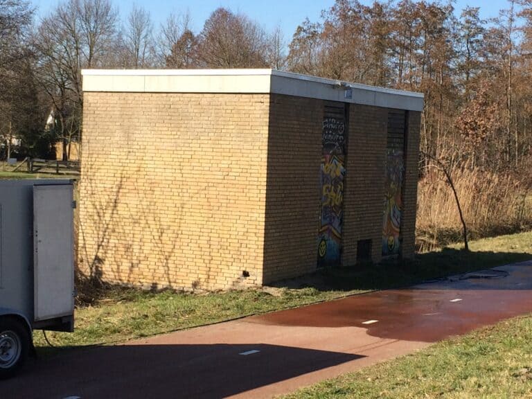 Gebouw met schone gevel na behandeling met een anti-graffiti coating